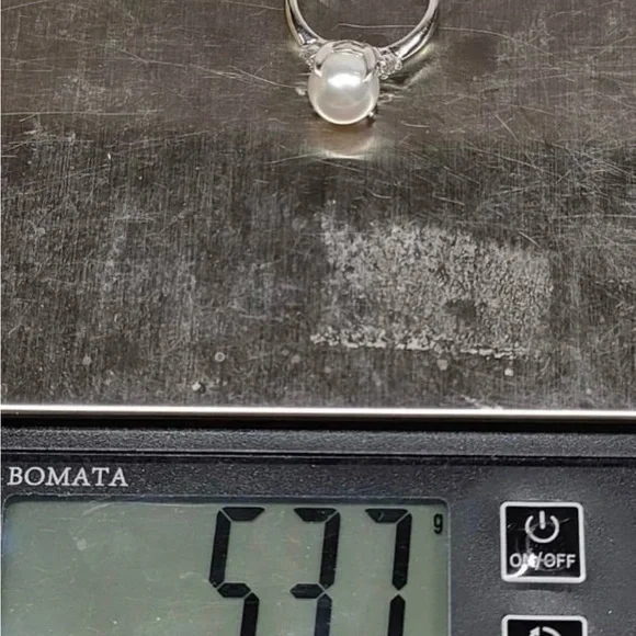 Ladies Platinum Diamond Pearl Ring size 6